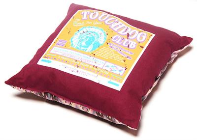 Touchdog 70'S Vintage-Tribal Throwback Convertible And Reversible Squared 2-In-1 Collapsible Dog House Bed